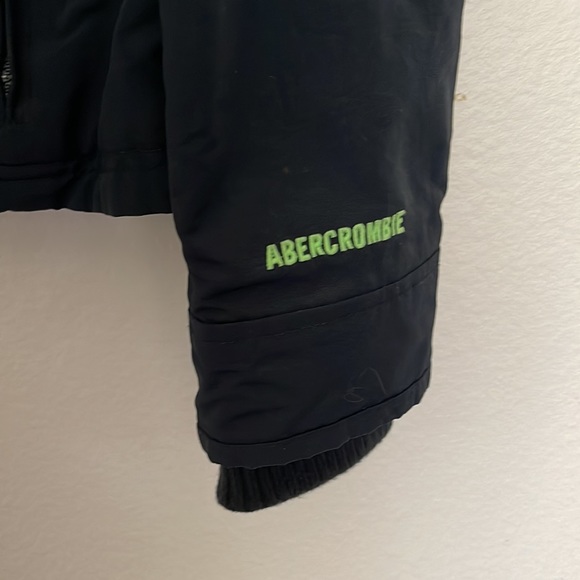 ABERCROBIE. Size L. Color navey. Inside green - Picture 4 of 13